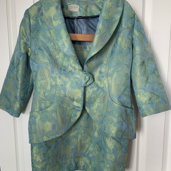 Gorgeous skirt suit. Jacket M skirt L - Picture 1 of 12